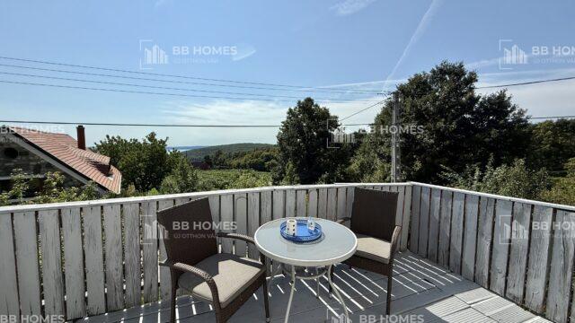 Mencshelyen Balaton panorámás pince présház