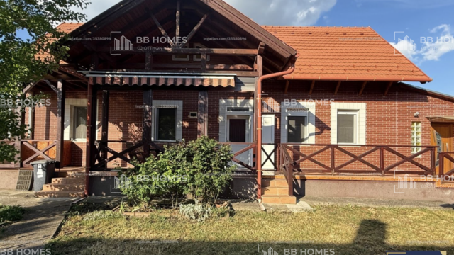 Balatonfőkajáron két szintes családi ház