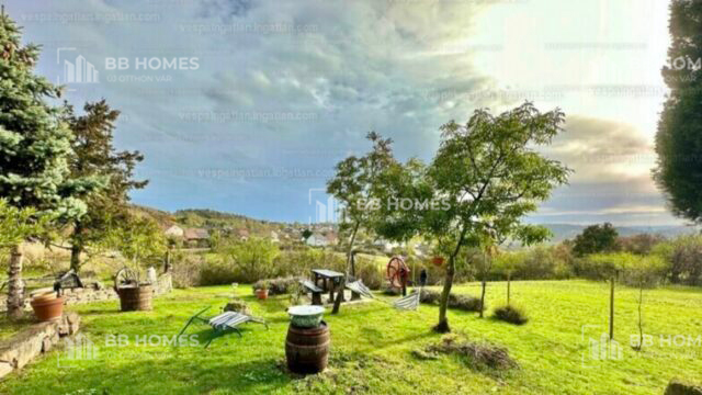 Tihanyban ház telekkel együtt